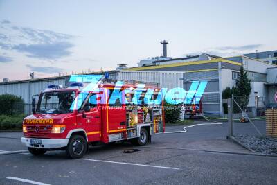 Brand in Produktionshalle der Firma Kärcher - Feuerwehr flutet Halle mit CO2