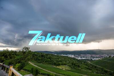 Gewitterzelle zieht über Stuttgart: Spektakuläre Panoramaaufnahmen aus Sicht der Grabkapelle - Doppelter Regenbogen folgt nach heftigem Regenfall
