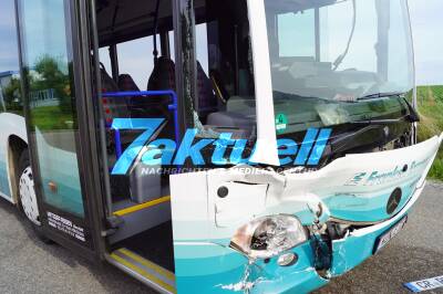 PKW kracht im Kreuzungsbereich in Omnibus - Fahrerin leicht verletzt