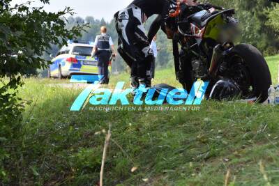 Motorrad prallt gegen Baum - Motorradfahrer mit Rettungshubschrauber ins Krankenhaus geflogen