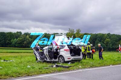 Heftiger Crash zwischen LKW, Ford und Dreirad-Fahrzeug fordert Todesopfer