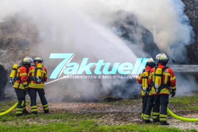 5 Kinder zündeln und entfachen Grossbrand: 300 Strohballen lichterloh in Flammen - Grosseinsatz der Feuerwehr in Dettenheim