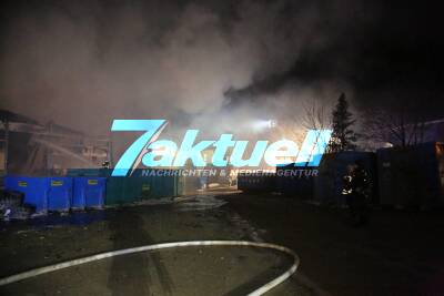 Großbrand auf Recyclinghof - 2000 qm große Lagerhalle in Flammen - Großaufgebot der Feuerwehr vor Ort - Millionenschaden