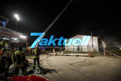 Zwei Zimmer brennen in Flüchtlingsunterkunft komplett aus - Feuerwehr im Großeinsatz
