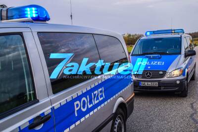 Horrorunfall: Cabrio gerät in Gegenverkehr auf Bundesstraße und kracht frontal in 2 PKW - Fahrer wird schwer eingeklemmt - Grosseinsatz