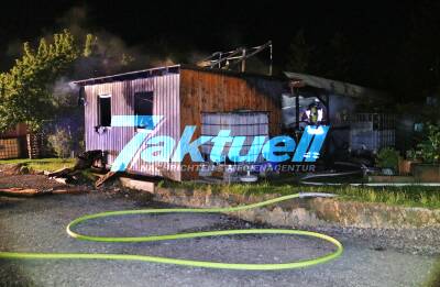 Schuppenbrand: Gartenhütte steht Lichterloh in Flammen - Nächtlicher Feuerschein direkt an der B14 bei Backnang - Feuerwehr mit mehreren Fahrezugen im Einsatz