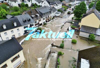 Bei Trier eskaliert die Sturzflut: Heftige Wassermassen schlängeln sich durch Riveris - Feuerwehr mit starken Kräften im Einsatz