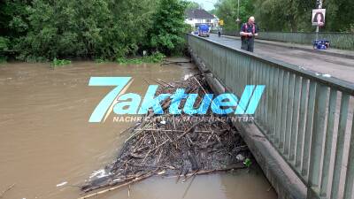 Gefahr für Brücke durch Treibgut in der Blies - THW rettet Brücke mit Bagger vor dem Zustauen