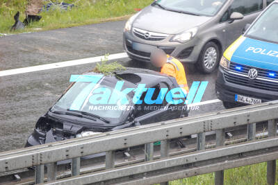 Aquaplaning auf Bundesstraße: Smart überschlägt sich nach Unfall auf der Bundesstraße - Rettungsdienst bringt zwei Verletzte in Klinik 