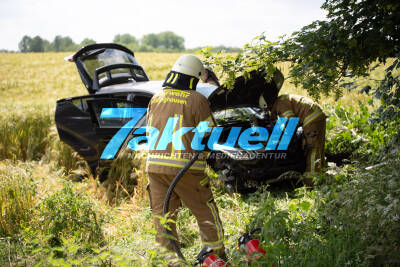 Senior kommt mit Hybridfahrzeug von der Fahrbahn ab und crasht in Baum - 2 Schwerverletzte