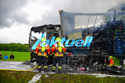 Mit Fahrzeugteilen beladener Sattelzug brennt komplett aus - B28 stundenlang voll gesperrt - Fahrer versuchte noch erfolglos den Brand zu löschen