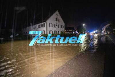 Hochwasser in der Nacht bei Günzburg: Kleiner Bach wird zum reißenden Fluss - Stadtteil unter Wasser - Warndurchsagen