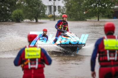 Überflutungen in Oberschwaben: BRK Wasserwacht mit Jetski erkundet bedrohte Wohnhäuser - Tagbilder Überschwemmungen