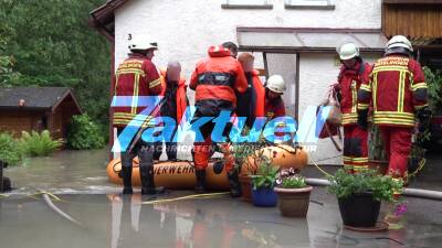 Personen werden mit Schlauchboot von Feuerwehr evakuiert - Dauerregen im Großraum Stuttgart: Feuerwehren und THW im Dauereinsatz im Filstal, Landkreis Göppingen