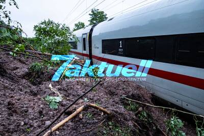 ICE entgleist wegen Erdrutsch bei Schwäbisch Gmünd - 185 Fahrgäste mussten aus dem Zug auf dunkler Strecke evakuiert werden - Schlamm-Massen und Baumstamm drücken gegen Zug