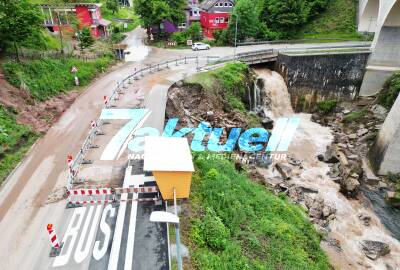 Heftiger Hangrutsch bei Welzheim: Gesamte Straße sackt ab, Hangrutsch auch von der anderen Seite - Extremwetter verursacht hohe Schäden im Rems-Murr Kreis