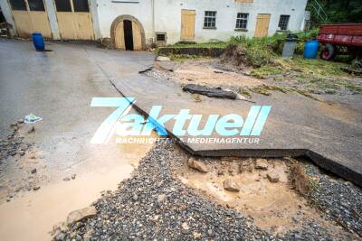 Unwetter reißt Asphalt vom Boden, bringt Überflutungen und Schlammlawinen - Erdrutsch sorgt für Sperrung