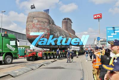 Endphase: Das 350 Tonnen U-Boot U17 fährt ins Sinsheimer Technikmuseum ein - Spektakulärer Transport - 4 Wochen langer Schwertransport geht zu Ende