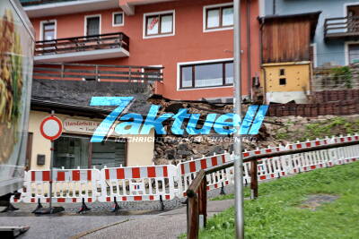 Starkregen, schlechte Bausubstanz, RUMS: Stützmauer stürzt ein und auf Straße im Zentrum von Berchtesgaden