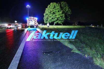 Schwerer Unfall auf der B29 bei Aquaplaning: PKW rast ins Grüne und prallt gegen einen Baum - Feuerwehr leuchtet die Einsatzstelle aus - Fahrer im Krankenhaus