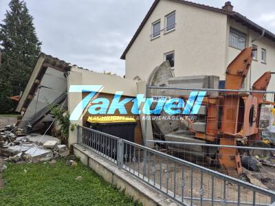 Ein Baukran stürzt in Heilbronn Sontheim in einem Wohngebiet zur Seite - Garage zerstört 