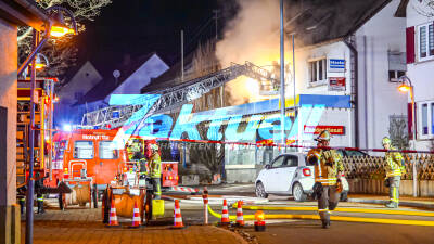 Zwei Todesopfer bei Brand: Feuerwehr rettet zwei Senioren aus brennendem Gebäude - Verletzte erliegen vor Ort an ihren Verletzungen
