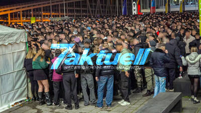 A8: Großkontolle wegen Techno Rave - 32 Anzeigen wegen BTM -  STUTYARD - Tausende Raver stehen am Einlass vor der Messe