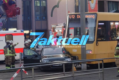Verbotswidrig gewendet: PKW kracht mit Stadtbahn zusammen - erhebliche Verkehrsbehinderungen im Innenstadtbereich