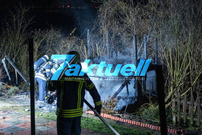 Gartenschuppen mit selbstgebauter Sauna in Vollbrand - Feuerschein bis auf B14 sichtbar