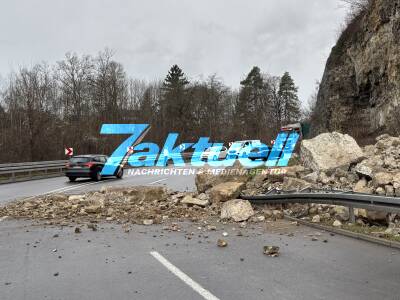 Fels stürzt auf Straße bei Oberndorf - Landstraße nach Felssturz gesperrt