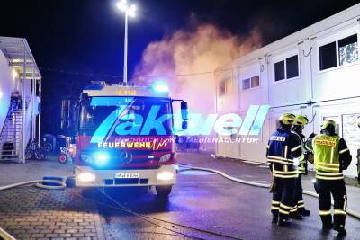 Festnahme! 27-jähriger Tatverdächtiger nach mehrfacher schwerer Brandstiftung in Haft - Mehrere Hunderttausend Euro Schaden - Bereits 3. Brand in Flüchtlingsheim löst Großeinsatz von Feuerwehr und Rettungsdienst aus - Massives Feuer im Gebäude