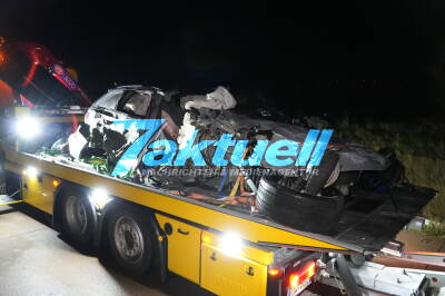 Kind stirbt bei Massencrash auf Autobahn - Tragödie zu Weihnachten - Audi kracht auf im Stau stehenden LKW und Transporter