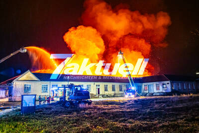 Großbrand: Flammen schlagen aus Otto Quartier - Löscheinsatz mit mehreren Drehleitern - Mehrere Millionen Schaden - Rettungskräfte aus 3 Landkreisen am Weihnachtstag im Einsatz