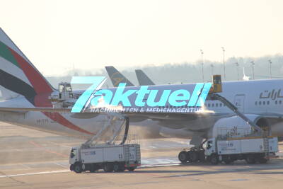 Flugzeugenteisung: Emirates vor Flugantritt zur Sicherheit enteist - Kolonnenfahrten der Enteiser