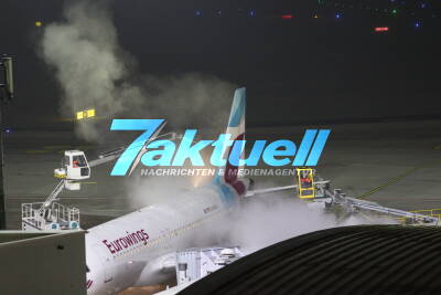 Flugzeuge werden enteist: Zugefrorene Flugzeuge - Kälte-Einsätze am Flughafen Köln-Bonn