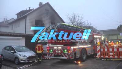Toter bei Gebäudebrand in Leinfelden-Unteraichen - Gebäude war in Vollbrand - Eine Person mittels Drehleiter aus Dachgeschoss gerettet