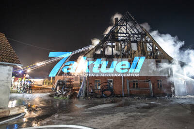 Silvesterbrände: Scheune vom Schwaben Park steht in Flammen - Balkon von Mehrfamilienhaus ausgebrannt
