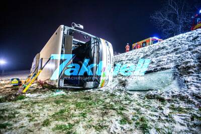 Linienbus Böschung abgestürzt bei Schneeglätte - etwa 8 Verletzte - Schwangere Frau durch Feuerwehr befreit