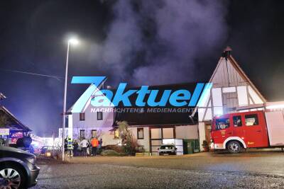 Feuer in Berglen-Kottweil - Brand eines Holzstapels am Wohnhaus löst Feuerwehreinsatz aus