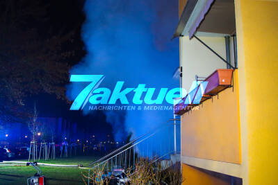 Feuerwehr zur Menschenrettung im Großeinsatz - Rettung on Tape - Brand in Mehrfamilienhaus