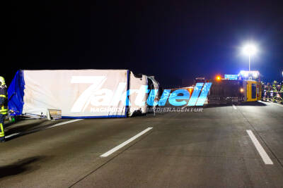 Kleintransporter kippt auf A10 um - Glück im Unglück für Insassen