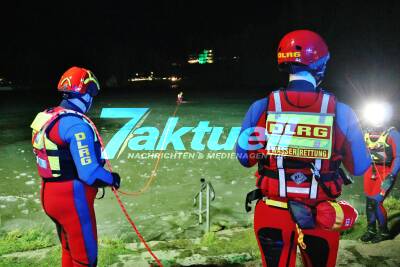 Eingebrochen ins Eis: Eisrettungsübung am Ebnisee bei Tempteraturen im den Gefrierpunkt - DLRG probt den Erstfall - Mehrere Helfer und Taucherstaffel vor Ort, THW leuchtet Einsatzstell aus - Übungseinsatz bei Kaisersbach