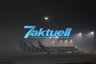 DUS im Nebel - Winterdienst im Einsatz - Sicht so eingeschränkt, dass Flugzeuge nur zu hören sind