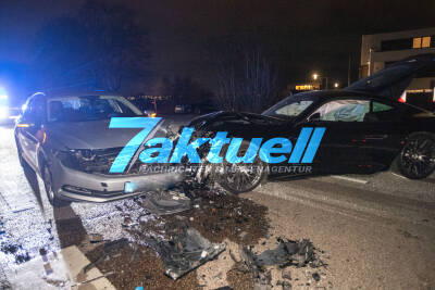 Kreuzungscrash zwischen Mercedes Sportwagen und Passat - Hoher Sachschaden
