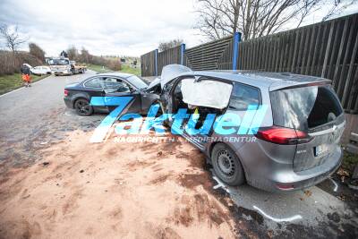 2-Jähriges Kind reanimiert und später verstorben: Heftiger Crash mit 3 Autos fordert 6 Schwerverletzte - Insgesamt 8 Verletzte Personen