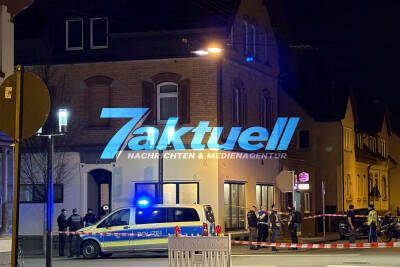 Person mit Schussverletzung schwer verletzt aufgefunden und in Krankenhaus eingeliefert