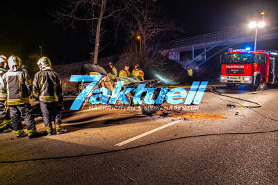 Mit 2 Promille, ohne Führerschein - beim Überholen schweren Unfall verursacht und zu Fuß geflüchtet - Festnahme nach Verfolgung - Polizei kann entstehenden Brand mit Feuerlöscher löschen