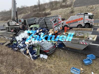 A8: Pkw unter LKW begraben - Mercedesfahrer verursachte den folgenschweren Crash - Vollsperrung noch bis Mittag