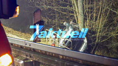 Glatteis: Tödlicher Unfall wegen spiegelglatter Straße - Pkw hängt am Baum in einer Schlucht
