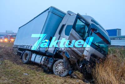 Lkw auf A10 umgekippt aufwändige Bergungsarbeiten über 10-stündige Vollsperrung der Abfahrt Oberkämer